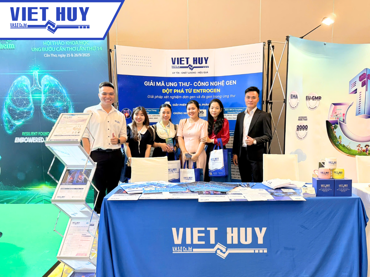 Chụp lưu niệm cùng khách tham quan