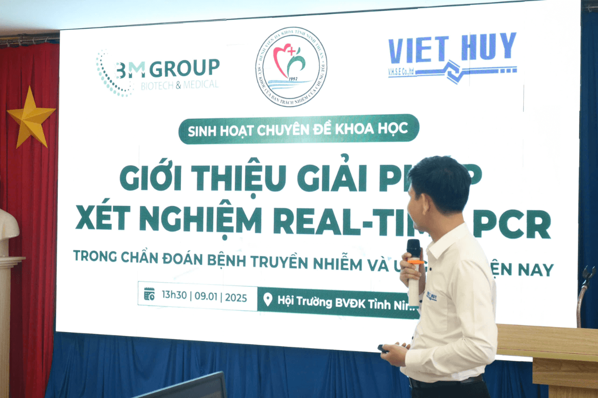 Chuyên viên Việt Huy trình bày giải pháp xét nghiệm tại bệnh viện