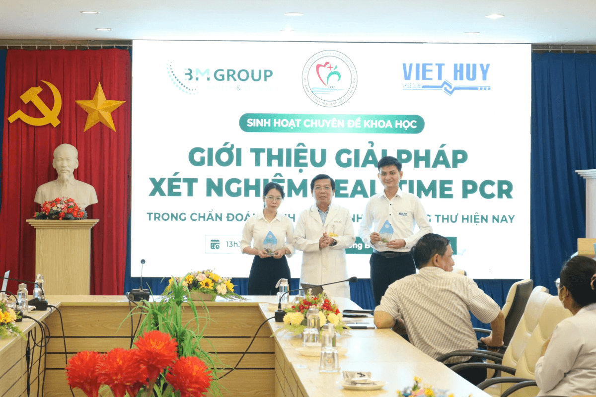 Chụp ảnh lưu niệm tại bệnh viện đa khoa tỉnh ninh thuận