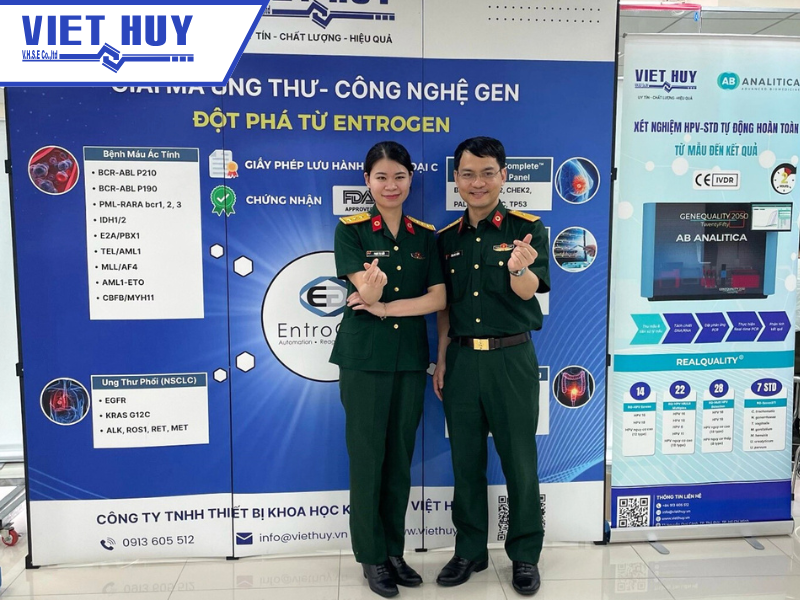 Các khách mời hào hứng chụp hình cùng backdrop EntroGen